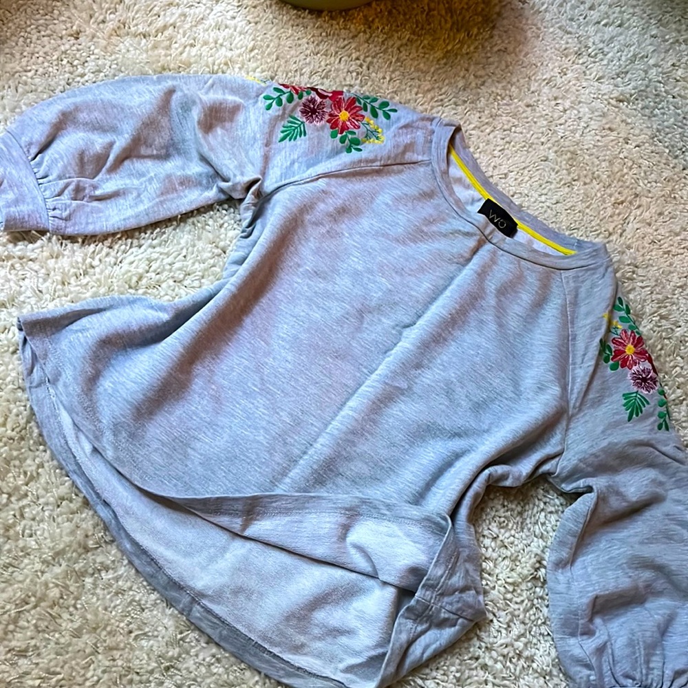 Puff Sleeves Embroidered Tee Shirt Sz M